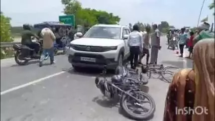 बलरामपुर: बलरामपुर तुलसीपुर रोड पर राप्ती पुल के पास कार और दो बाइकों के बीच हुई टक्कर, बाइकों को हुआ नुकसान