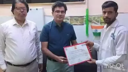 औरैया: जिले की 108 और 102 एंबुलेंस के चालक और ईएमटी को डिप्टी सीएमओ द्वारा दिया गया प्रशस्ति पत्र