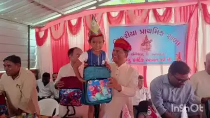 દાંતીવાડા: સિકરીયાગામે પ્રાથમિક  શાળા પ્રવેશવું ઉજવવામાં આવ્યો ધારાસભ્ય માવજીભાઈ દેસાઈ ના હસ્તે