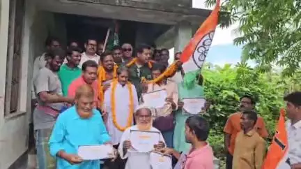 নওদা: রাইপুর ভৌমিকপাড়ায় কৃষি সমবায় সমিতিতে তৃণমূলের জয়—সার্টিফিকেট ও মিষ্টিমুখে বিজয় উদযাপন