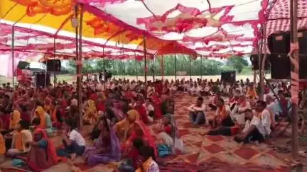 चकरनगर: नगलाजोर गांव में चल रही श्रीमद्भागवत कथा के दूसरे दिन श्रवण कुमार की कथा का वर्णन, कथा सुनने के लिए उमड़ा जनसैलाब