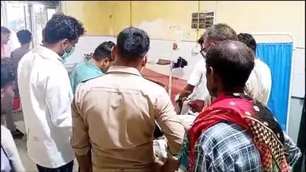 शिकोहाबाद: सुभाष तिराहा ओवर ब्रिज के पास कैंटर ने बाइक सवार को मारी टक्कर, गंभीर हालत में किया जिला अस्पताल रेफर