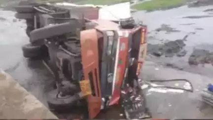 हरदा: रोलगांव के पास माचकनदी में हुआ हादसा, आईसर पिकअप वाहन पलटा