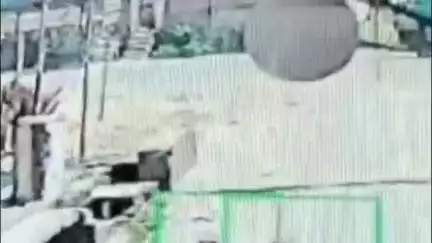 फर्रुखाबाद: फतेहगढ़ पुलिस लाइन के पास तेज रफ्तार अनियंत्रित कार ने दुकानदार को मारी टक्कर, घटना सीसीटीवी कैमरे में कैद हुई