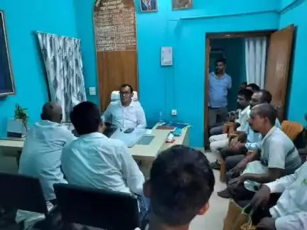 सूरजगढ़: सूरजगढ़ा प्रखंड कार्यालय में BDO ने स्वच्छता को लेकर अपने कार्यालय कक्ष में की बैठक