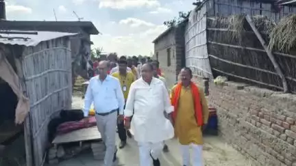 मझौलिया: चनपटिया विधायक ने नौतन खुर्द में अग्नि पीड़ित परिवारों को सरकारी मुआवज़े का चेक दिया