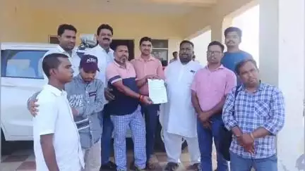 पन्ना: पन्ना में कथावाचक से जाति पूछकर अमानवीय कृत्य के खिलाफ प्रदर्शन, एसडीएम को पीएम व सीएम के नाम सौंपा ज्ञापन