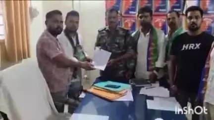 लातेहार: आजसू पार्टी के वरिष्ठ नेताओं की छवि सोशल मीडिया पर धूमिल करने पर, पार्टी ने सदर थाना में दिया आवेदन