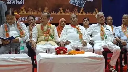 बड़गांव: आपातकाल के 50 साल पूरे होने पर भाजपा ने टाउन हॉल स्थित रंगमंच पर मनाया काला दिवस, लोकतंत्र सेनानियों का किया सम्मान