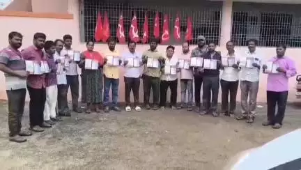 పిఠాపురం: ఏఐఎఫ్టియు 34వ మహాసభలో జూలై 22న జరుగు ఉమ్మడి తూర్పుగోదావరి జిల్లా ఏఐఎఫ్టీయూ అధ్యక్షులు కుంచె అంజిబాబు