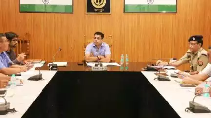 रामपुर: कलेक्ट्रेट सभागार में आयोजित बैठक में नशे के खिलाफ डीएम ने दिखाई सख्ती