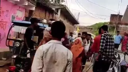 छतरपुर नगर: ग्राम ललोनी में दबंगों द्वारा मारपीट और हवाई फायरिंग, पीड़ित ने एसपी ऑफिस में दिया आवेदन