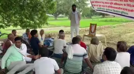 राजातालाब: गंजारी में भूमि अधिग्रहण के खिलाफ धरने पर बैठे किसानों ने मनाया छत्रपति साहू जी महाराज की जयंती