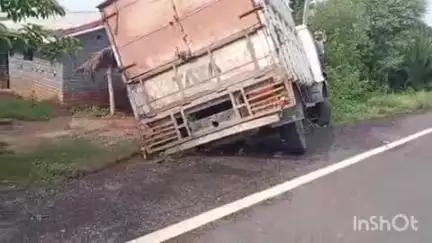 खूंटपानी: बासा गम्हारिया के पास माल वाहक वाहन अनियंत्रित होकर झोपड़ी में घुसा, चालक फरार