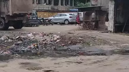 बूंदी: शहर की लंका गेट रोड पर गर्ल्स कॉलेज के बाहर लगा गंदगी का अंबार