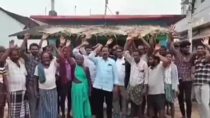 పరిశ్రమలకు భూములు ఇవ్వమని తేల్చి చెప్పిన వేంపాడు రైతులు '