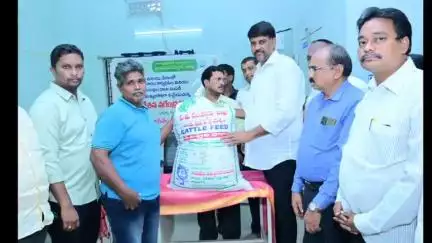 బాపట్లలో రైతులకు  పశువుల  దాణా పంపిణీ కార్యక్రమంలో పాల్గొన్న ఎమ్మెల్యే నరేంద్ర వర్మ రాజు