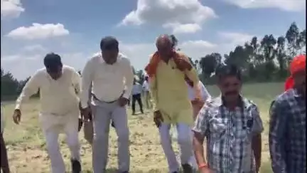 पुवायां: जिलाधिकारी ने भैंसी नदी के खुदाई और सफाई अभियान का किया निरीक्षण, सफाई अभियान में तेजी लाने के दिए निर्देश