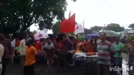 বর্ধমান ২: দীর্ঘদিন চালু থাকা বর্তমানে বন্ধ  শিশুশিক্ষা কেন্দ্র আবার চালু করার দাবিতে পথ অবরোধ বর্ধমান কালনা রোডের বোধপুর মোড়ে