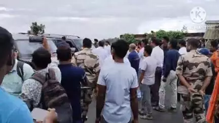 খানাকুল ১: সানবাঁধিতে BJP নেতার দেহ উদ্ধার হয়,তার বাড়িতে এসে বেশকিছু প্রশ্ন তুলে সঠিক তদন্তের দাবি তুললেন বিরোধী দলনেতা শুভেন্দু