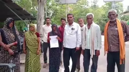 ललितपुर: सेमरा बुजुर्ग के किसानों ने कलेक्ट्रेट परिसर में प्रदर्शन किया, दबंगों पर सार्वजनिक रास्ते पर कब्जा का आरोप