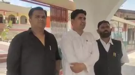 फिरोज़ाबाद: फ़िरोज़ाबाद में अतिक्रमण हटाने की कार्रवाई पर विवाद, कई पार्षदों ने डीएम कार्यालय पर एसडीएम मुख्यालय को सौंपा ज्ञापन