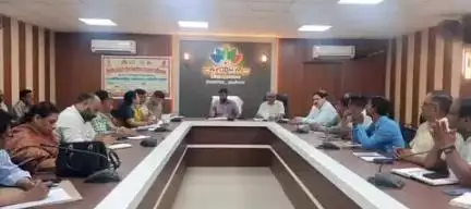 विकास भवन में विशेष संचारी रोग नियंत्रण अभियान को लेकर मुख्य विकास अधिकारी ने अधिकारियों के साथ की बैठक