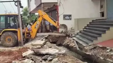 मुरैना नगर: न्यू हाऊसिंग बोर्ड कॉलोनी में नाले पर अतिक्रमण, नगर निगम ने JCB से दो दर्जन घरों के सामने से हटाया
