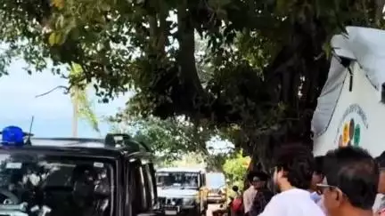 বোলপুর-শ্রীনিকেতন: বীরভূমের শান্তিনিকেতনের আড়ালে নামে এক রেস্তোরাঁয় এলেন তৃণমূলের রাজ্য সাধারণ সম্পাদক তথা পীরজাদা কাসেম সিদ্দিকী।