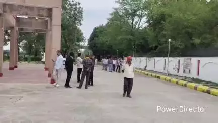 कर्वी: घुरेटनपुर के आधा सैकड़ा ग्रामीण DM कार्यालय पहुंचे, पानीहरनपुरवा वि० को मानपुर विद्यालय में समायोजित करने का किया विरोध