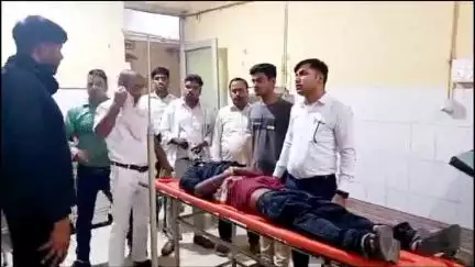 शिकोहाबाद: आगरा लखनऊ एक्सप्रेस वे पर सड़क किनारे बेहोश मिला युवक, मौके पर पहुँची 108 एम्बुलेंस इलाज के लिए