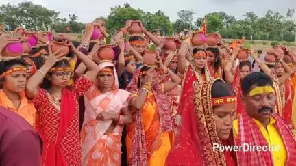 सोनारायठाढ़ी: बैजूकुरा पंचायत के रायबांध गांव में हनुमान मंदिर प्राण प्रतिष्ठा के लिए कलश शोभायात्रा निकाली गई
