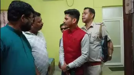 ময়নাগুড়ি: ময়নাগুড়িতে ভুয়ো চিকিৎসকের চেম্বার নিয়ে দেদারে রোগী দেখছেন এক ভুয়ো চিকিৎসক,  খবর জানাজানি হতেই আটক ভুয়ো চিকিৎসক
