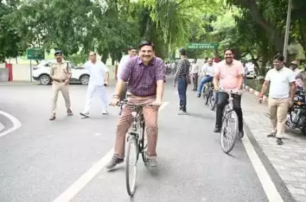 GM श्री नरेश पाल सिंह ने बरेका परिसर में साइकिल चलाकर पर्यावरण संरक्षण की दिशा में पहल किया बल्कि स्वास्थ्य और स्वच्छता के प्रति जागरूकता का संदेश दिया