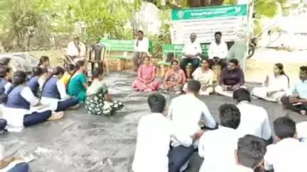 బద్వేల్: బైనపల్లి గ్రామంలో ప్రకృతి వ్యవసాయంపై రైతులకు శిక్షణ ఇచ్చిన కృషి విజ్ఞాన కేంద్రం డాక్టర్‌ వీరయ్య