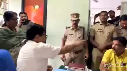 പെരിന്തല്‍മണ്ണ: അങ്ങാടിപ്പുറത്ത് റോഡുകളുടെ തകർച്ച, യൂത്ത് കോൺഗ്രസ് പെരിന്തൽമണ്ണയിലെ ഹൈവേ ഓഫീസിലേക്ക് മാർച്ച് നടത്തി
