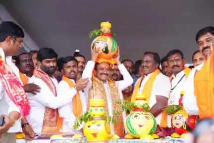 హిమాయత్ నగర్: గోల్కొండలోని జగదాంబిక అమ్మవారికి బోనం సమర్పించిన ఎంపీ ఈటల రాజేందర్