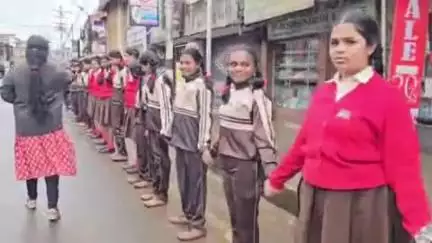 உதகமண்டலம்: ஊட்டி ஏடிசி பகுதியில் காவல்துறையின் 
போதை பொருள் விழிப்பு மனிதசங்கிலி