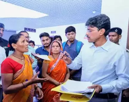 जिलाधिकारी, पटना द्वारा समाहरणालय में आयोजित ‘जिला जनता दरबार’ में 70 लोगों से मिलकर उनकी समस्याओं को सुना गया तथा समाधान की कार्रवाई की गई। पदाधिकारियों को पारदर्शिता, उत्तरदायित्व एवं संवेदनशीलता के साथ जन–शिकायतों के समाधान हेतु निदेश