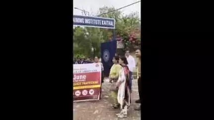 कैथल: CMO डॉ रेनू चावला ने विद्यार्थियों को नशा ना करने की दिलाई शपथ, जागरूकता रैली को दिखाई हरी झंडी