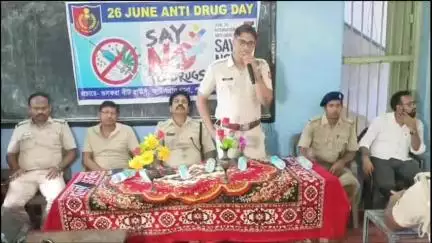 আউশগ্রাম ১: আন্তর্জাতিক মাদক বিরোধী দিবসে মাদকের নেশার কুফল নিয়ে গুসকরায় পড়ুয়াদের সতর্ক করল পুলিশ, উপস্থিত জেলা পুলিশের DSP D&T