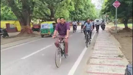 महाप्रबंधक श्री नरेश पाल सिंह ने बरेका परिसर में साइकिल चलाकर पर्यावरण संरक्षण की दिशा में एक प्रभावशाली पहल किया बल्कि स्वास्थ्य और स्वच्छता के प्रति जागरूकता का सशक्त संदेश दिया