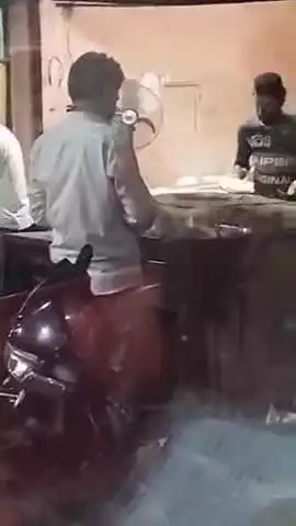 मुज़फ्फरनगर: मुजफ्फरनगर में 'थूक जिहाद' का मामला, रोटी पर थूकने वाले कारीगर का वीडियो हुआ वायरल