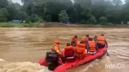 നിലമ്പൂർ: നിയുക്ത എം.എൽ.എ ആര്യാടൻ ഷൗക്കത്തും ഉദ്യോഗസ്ഥരും വനത്തിൽ വാണിയമ്പുഴ നഗറിൽ കുടുങ്ങി