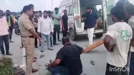 हापुड़: हापुड़ के थाना देहात क्षेत्र के मेरठ बाईपास पर अज्ञात वाहन ने ई-रिक्शा में मारी टक्कर, आधा दर्जन से अधिक लोग हुए घायल