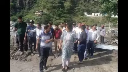 कुल्लू: उपायुक्त तोरुल एस रवीश ने सैंज क्षेत्र का दौरा किया, आपदा में लापता 3 लोगों के परिजनों के प्रति संवेदना व्यक्त की