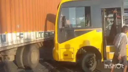 कुचायकोट: कोन्हवा मोड़ के पास स्कूल बस और कंटेनर ट्रक में हुई टक्कर, दर्जनभर लोग घायल