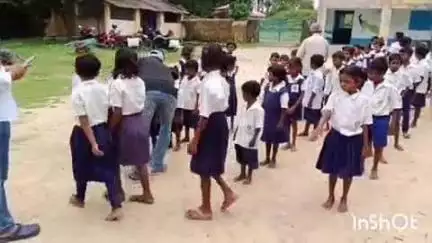 পুরুলিয়া ২: পুরুলিয়ার দু'নম্বর ব্লকের দুটি প্রাথমিক বিদ্যালয়ের ছাত্রছাত্রীদের পড়াশোনা সামগ্রী তুলে দিল সাথী নামে একটি সংগঠন
