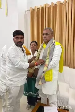 धनघटा: संतकबीरनगर के प्रधान संघ जिलाध्यक्ष गणेश पांडे ने पंचायती राज मंत्री ओमप्रकाश राजभर से की मुलाकात
