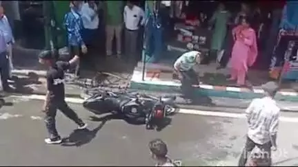 राजगढ़ी: बड़कोट नगर पालिका क्षेत्र में यमुनोत्री हाईवे पर खड़ी एक बाक में अचानक लगी आग, लोगों में मची अफरा-तफरी